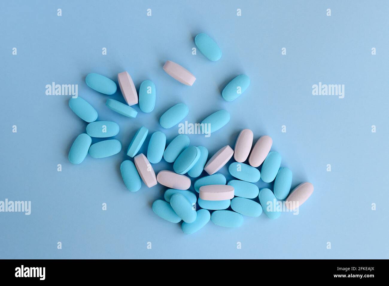 / Medico-sanitaria concetto: alcuni medici pillole colorate Foto Stock