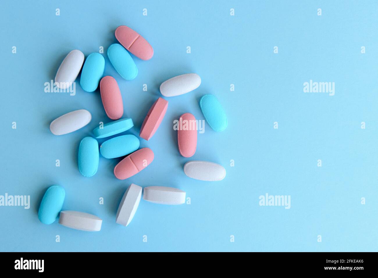/ Medico-sanitaria concetto: alcuni medici pillole colorate Foto Stock
