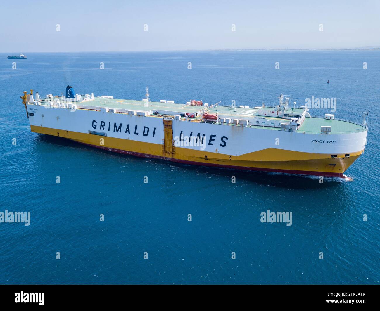 Grimaldi Lines RoRo Roll on-off nave che naviga lentamente in mare. Foto Stock