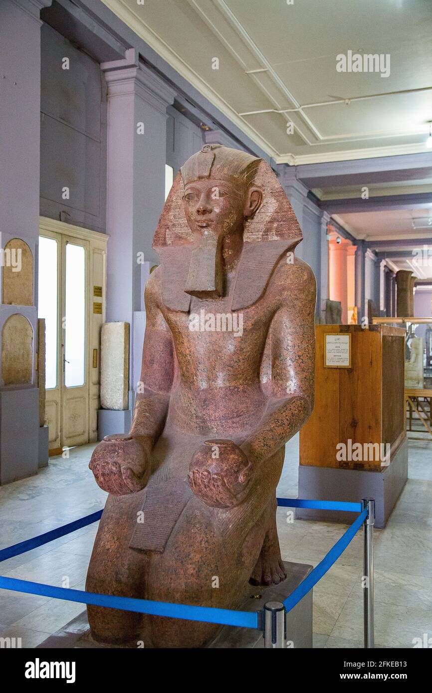 Il Cairo, Museo Egizio, la statua inginocchiata di Hatshepsut, una delle rare donne che divenne re d'Egitto. Granito, dal suo tempio a Deir el Bahari. Foto Stock