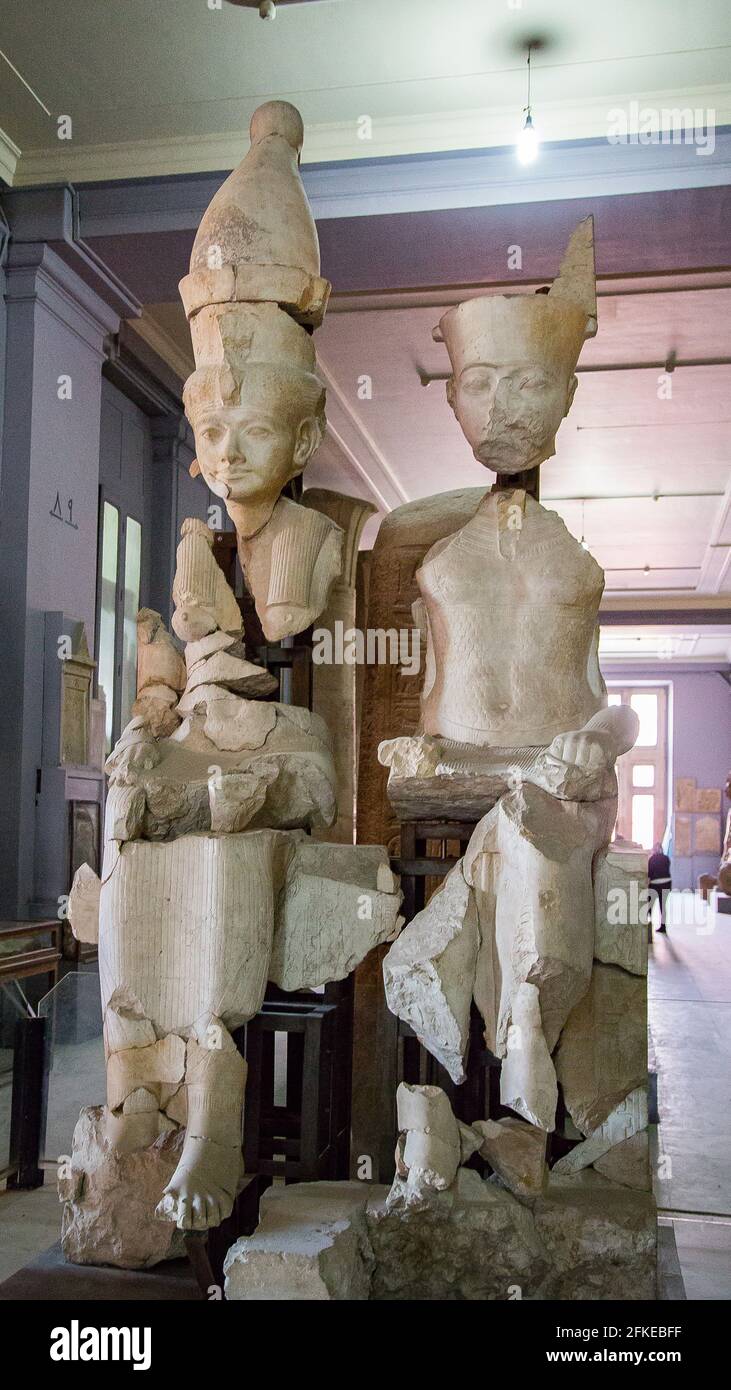 Il Cairo, Museo Egizio, ricostruito dyad monumentale di Amon e Mut. Periodo di Horemheb, calcare. Foto Stock