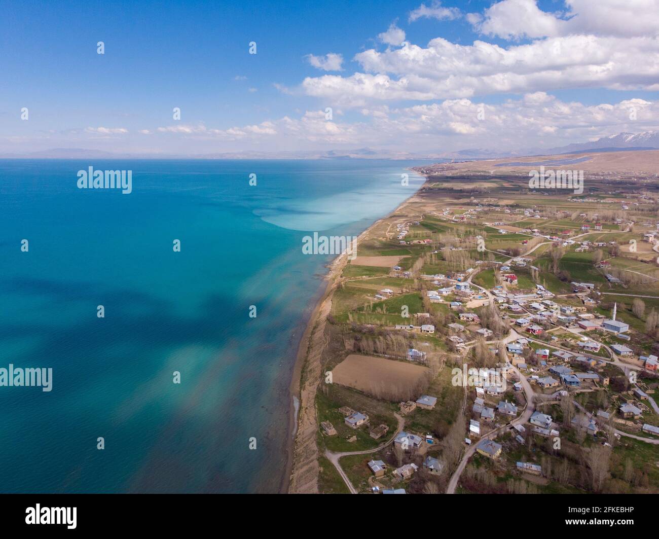 Vista aerea della costa del lago Van. Van è il lago più grande della Turchia, si trova nell'estremo Oriente di quel paese nelle province di Van e Bitlis Foto Stock