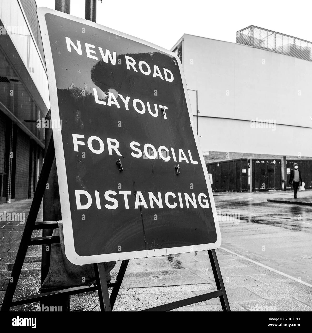 Kingston Upon Thames, Londra UK, Road Sign for Coronavirus Covid-19 Social Distancing with No People Foto Stock