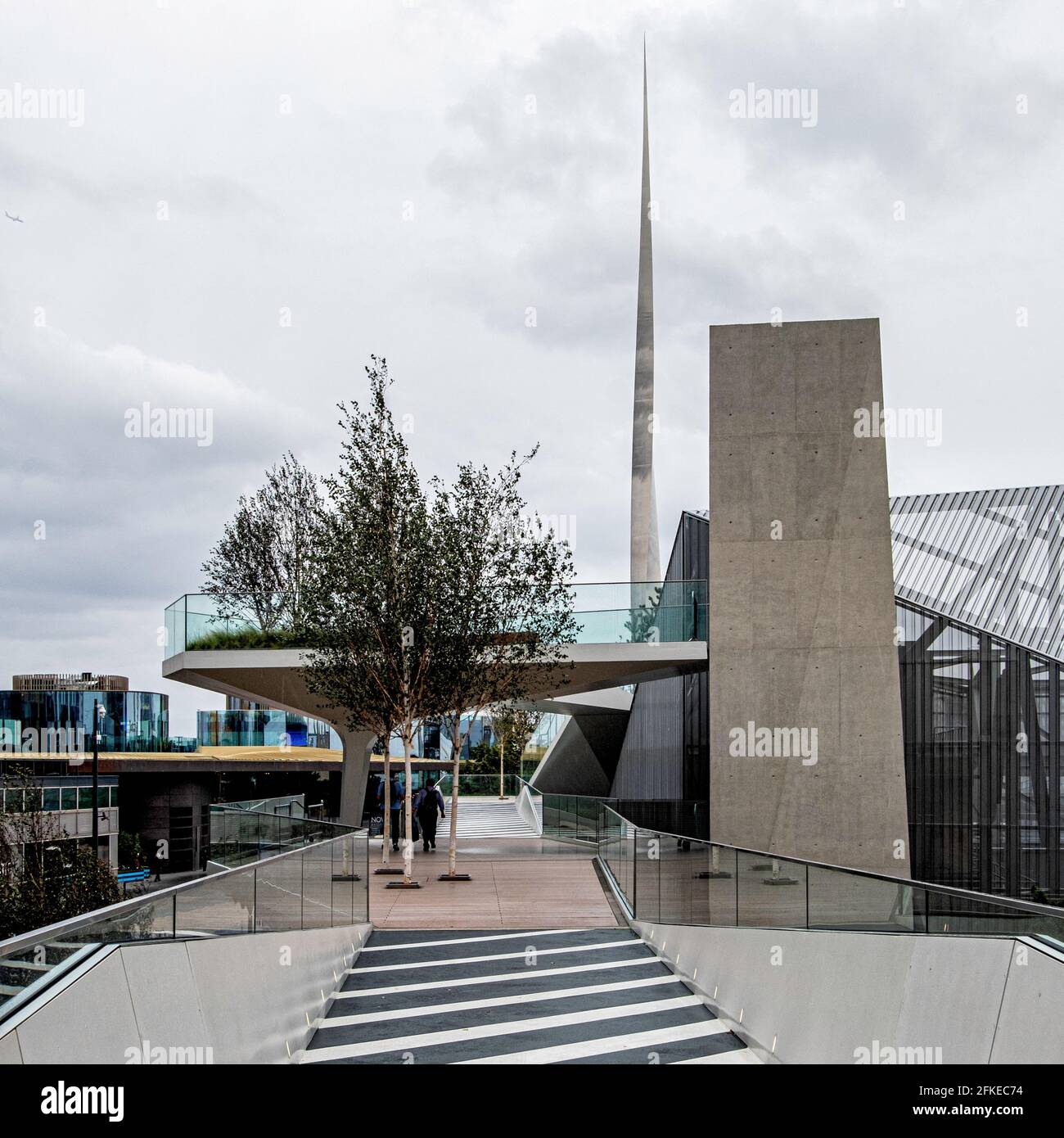 Il passaggio pedonale sopraelevato Tide collega la stazione della metropolitana di North Greenwich alle sponde orientali del Tamigi, della Greenwich Peninsula, Londra, Regno Unito Progettato da London- Foto Stock