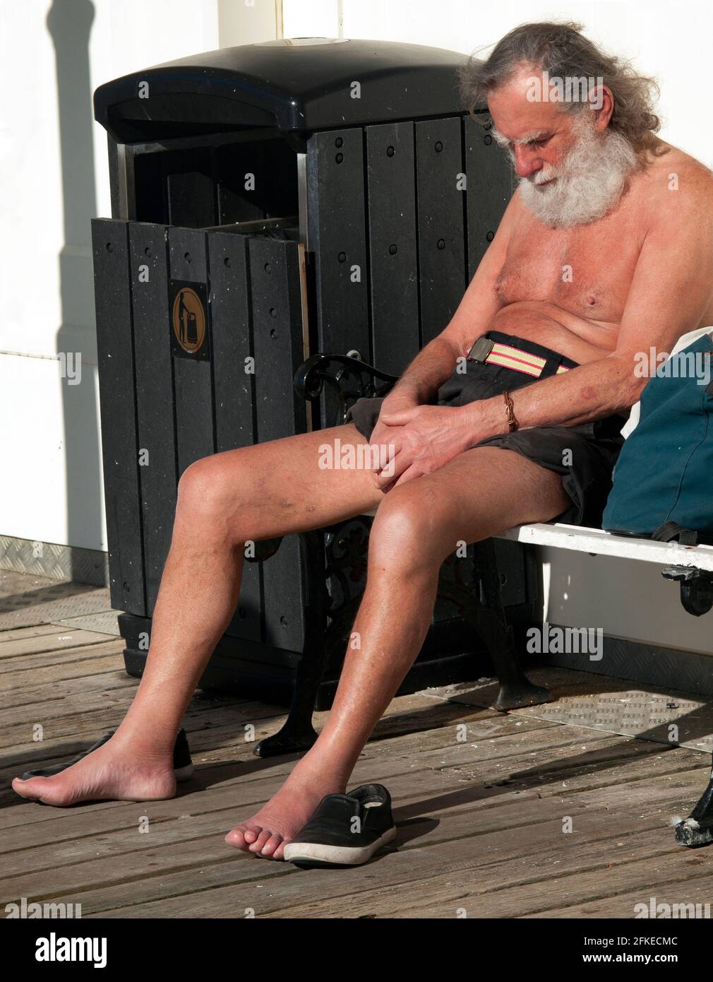 Riposati al sole sul molo di Brighton Foto Stock