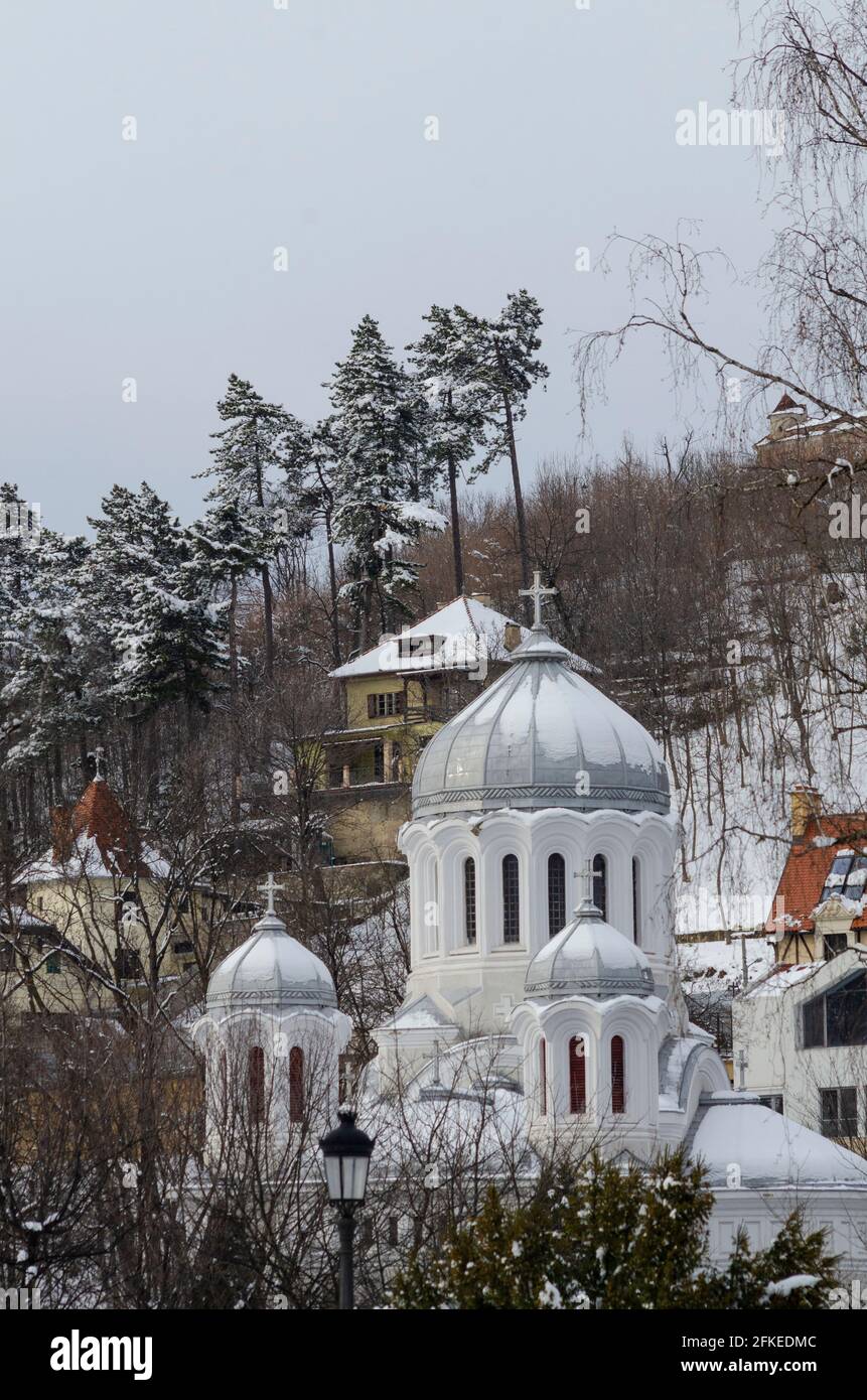 Neve di primavera nel centro storico di Brasov Romania. La chiesa ortodossa è la Biserica Buna Vestire - Photo: Geopix Foto Stock