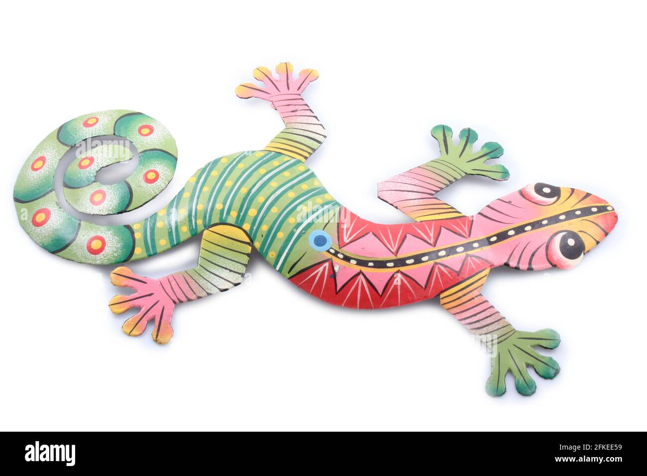 souvenir in metallo di lucertola isolato su sfondo bianco Foto Stock