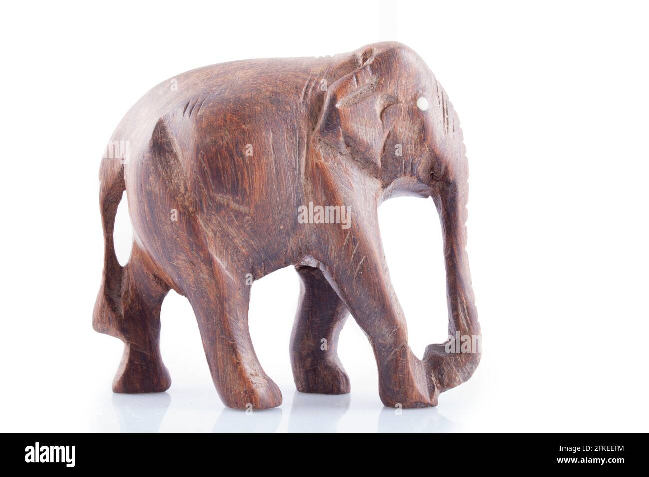elefante di legno isolato su sfondo bianco Foto Stock