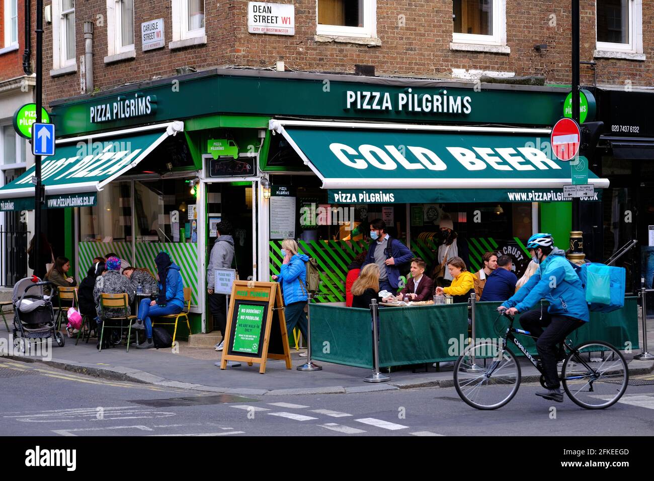 I bar e i ristoranti del West End si aprono ai clienti, e i clienti, dopo la pandemia, le restrizioni vengono lentamente revocate, Londra, Regno Unito Foto Stock