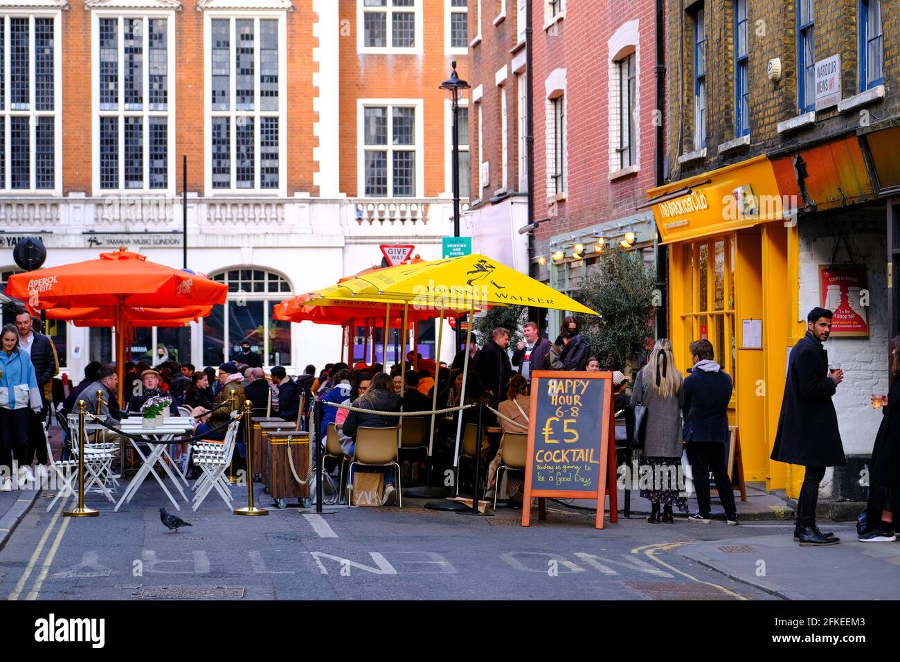 I bar e i ristoranti del West End si aprono ai clienti, e i clienti, dopo la pandemia, le restrizioni vengono lentamente revocate, Londra, Regno Unito Foto Stock