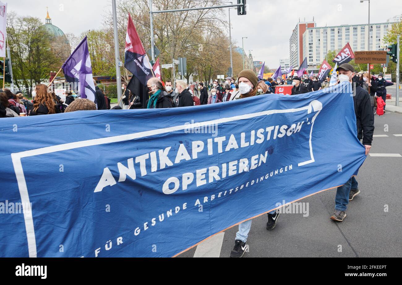 Berlino, Germania. 01 Maggio 2021. "Operare anticapitalista" è scritto su un banner tenuto da dimostranti. Più di 20 iniziative e gruppi hanno chiesto congiuntamente una dimostrazione di lotta di classe sotto lo slogan "non alle nostre spalle - sindacati e lavoratori dipendenti dell'offensiva! Credit: Annette Riedl/dpa/Alamy Live News Foto Stock