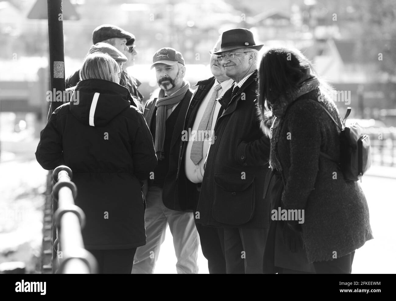 Re Carl XVI Gustaf durante una visita ad un seminario di pesca a Motala, qui in un'occasione fotografica vicino al torrente Motala a Motala, Svezia. Foto Stock