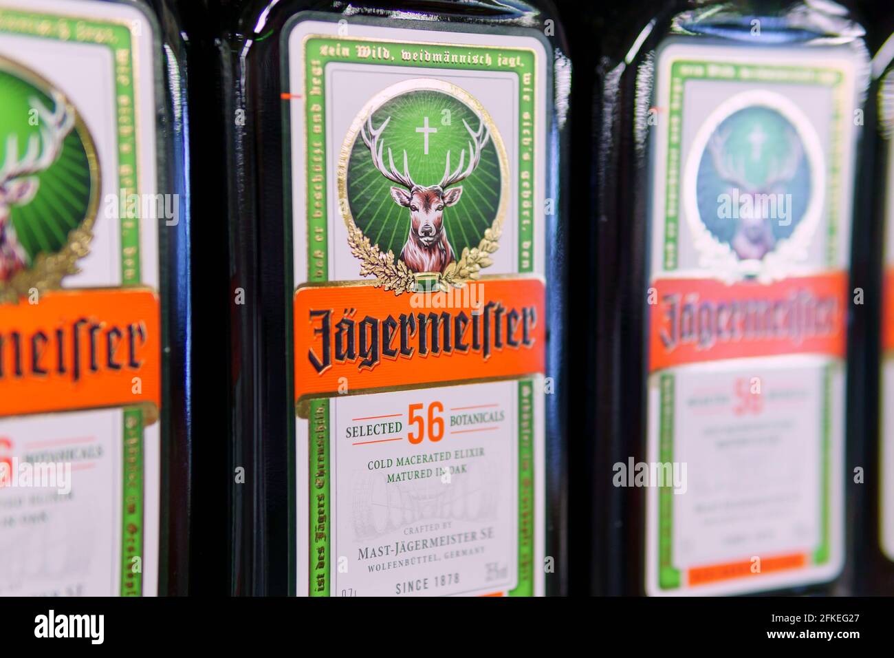 Tyumen, Russia-21 aprile 2021: Jagermeister è un livello tedesco di alta classe di bevande alcoliche forti con l'aggiunta di varie erbe. Sugli scaffali di un hyp Foto Stock