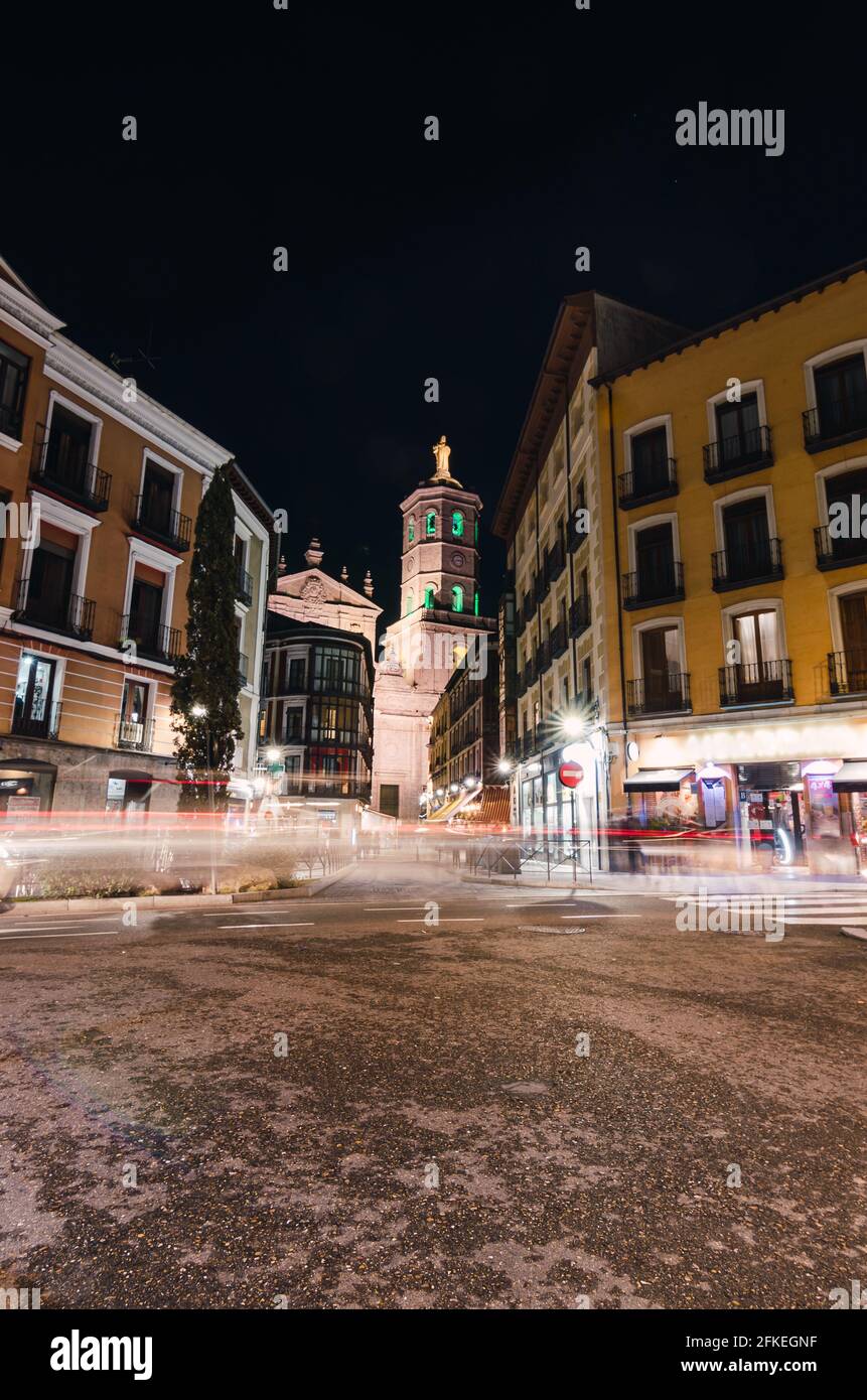 Fotografia a lunga esposizione di notte per le strade di Valladolid Foto Stock