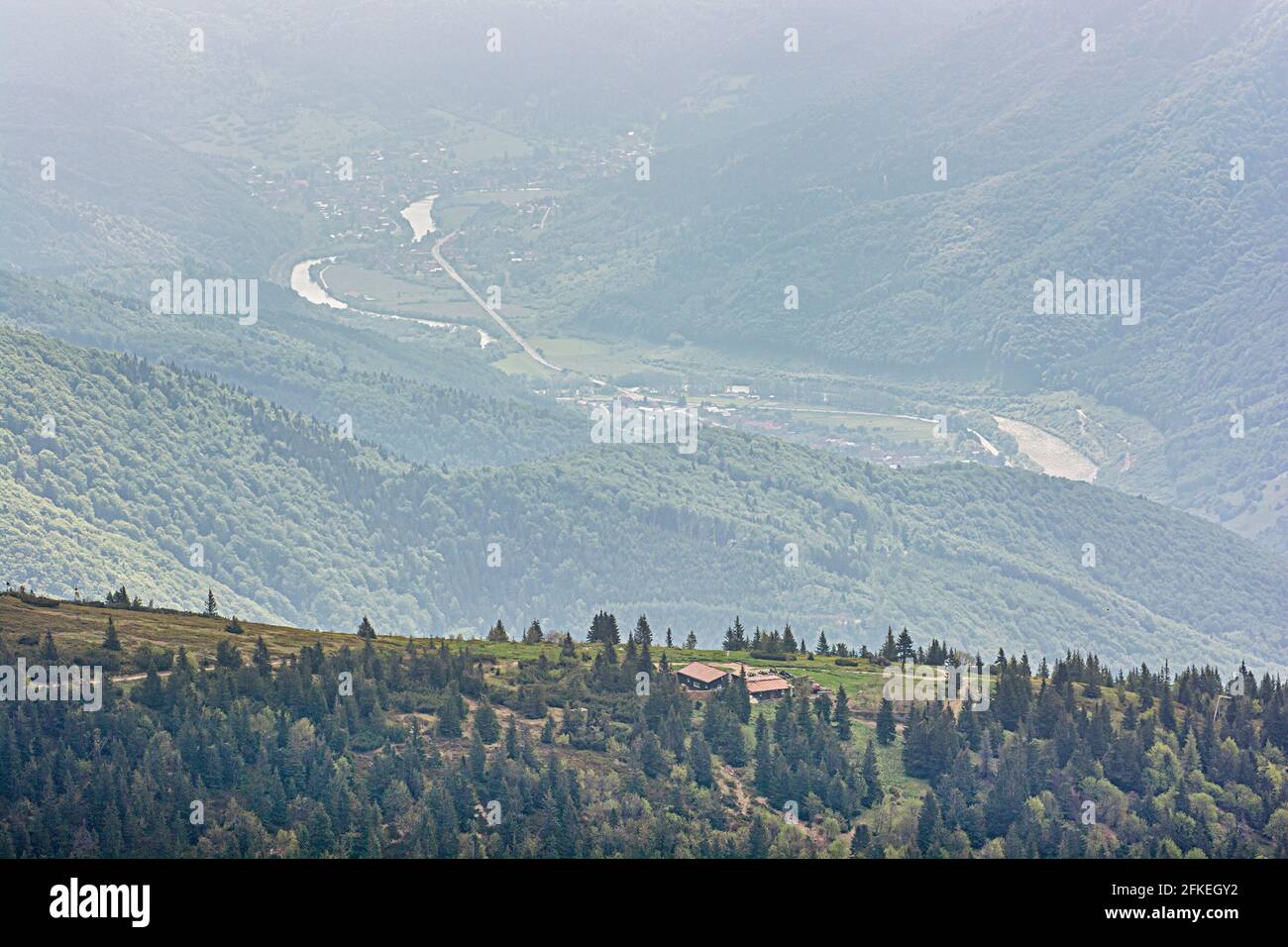 Rifugio sotto la collina di Chleb, Little Fatra, repubblica slovacca. Tema escursionistico. Scena naturale stagionale. Foto Stock