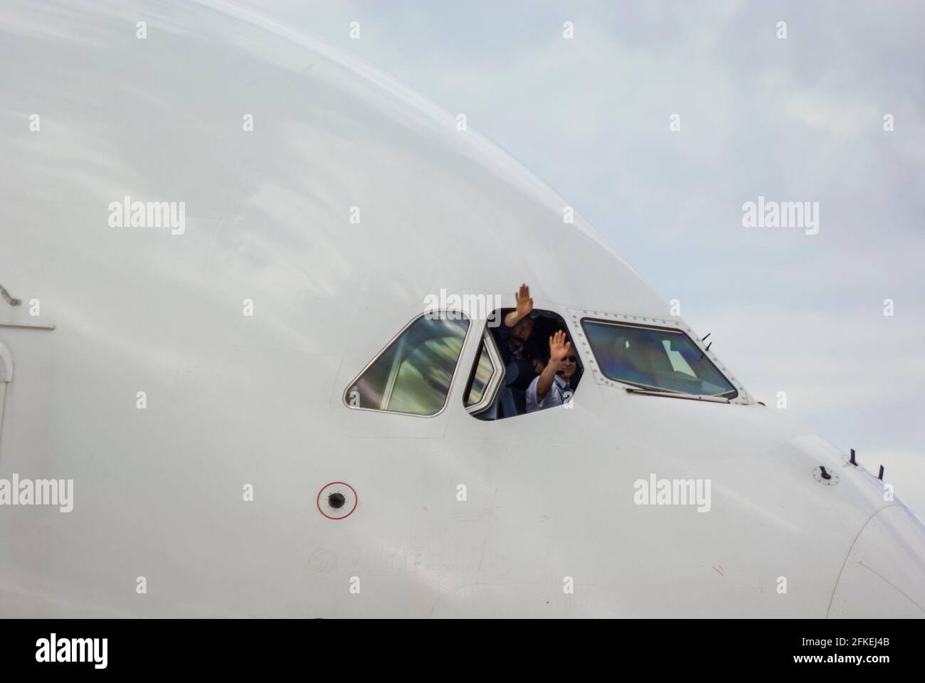 Airbus A380 aereo di linea jet a Farnborough International Airshow, Regno Unito. Modello di produzione iniziale. Piloti, equipaggio che sventolano dalla finestra dell'abitacolo aperta Foto Stock