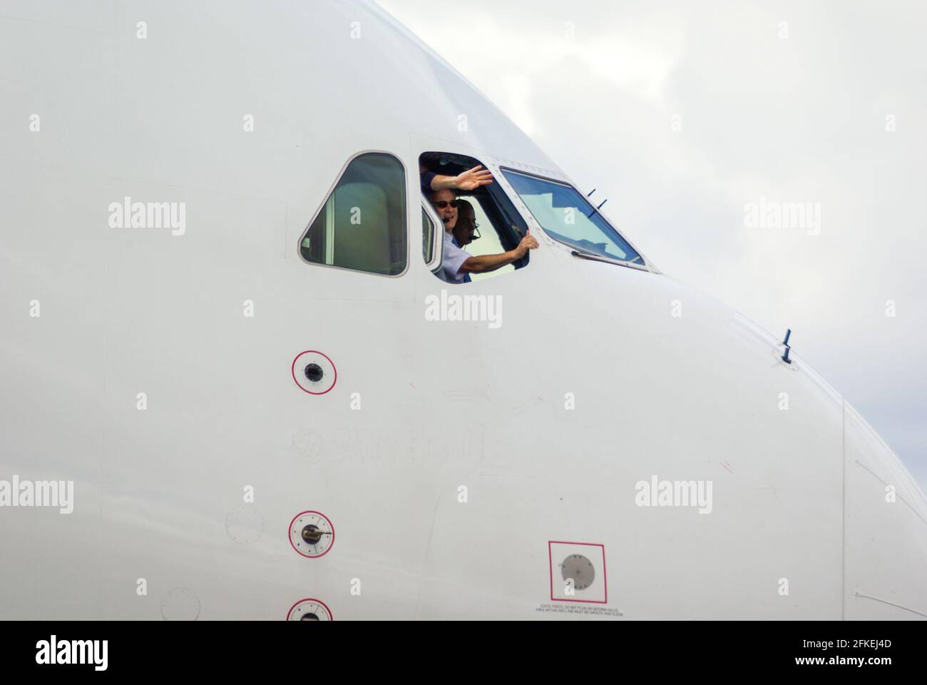 Airbus A380 aereo di linea jet a Farnborough International Airshow, Regno Unito. Modello di produzione iniziale. Piloti, equipaggio che sventolano dalla finestra dell'abitacolo aperta Foto Stock