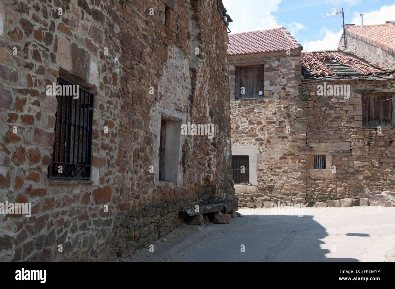 Via vuota in un villaggio rurale. Con case tradizionali in pietra. Soria, Castiglia, Spagna Foto Stock