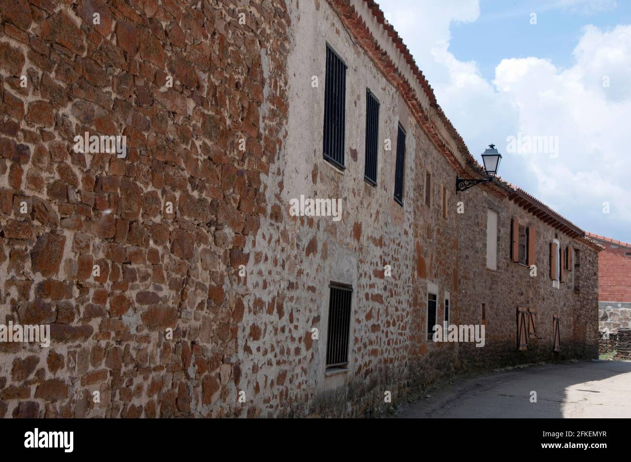 Vista su una strada del villaggio senza persone. Architettura tradizionale, case in pietra. Soria, Spagna, Europa Foto Stock