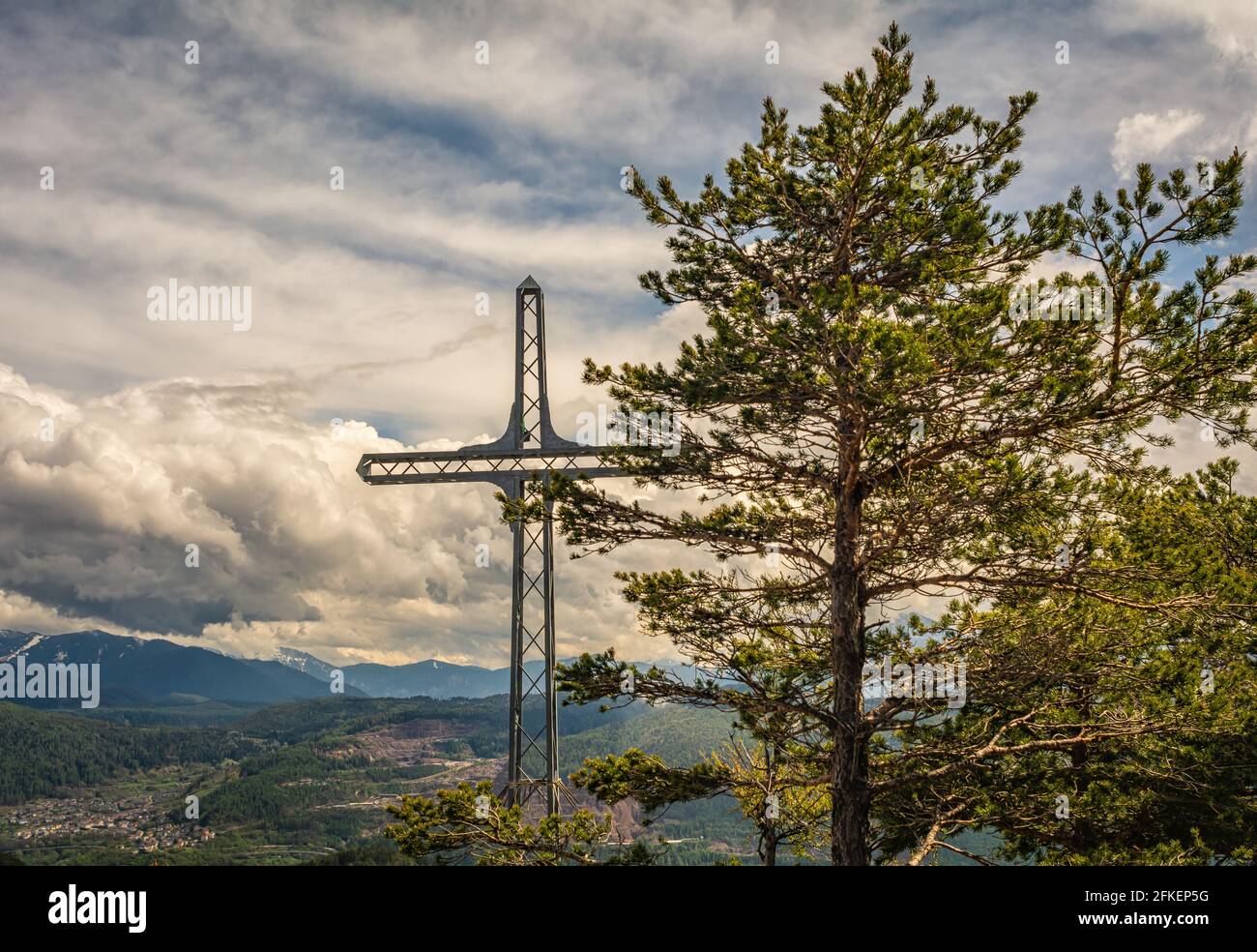 Paesaggio della Valle di Cembra dal Monte Corona in Trentino Alto Adige, Italia settentrionale, Europa. Il Monte Corona è una montagna alta 1,035 metri nella Val di CE Foto Stock