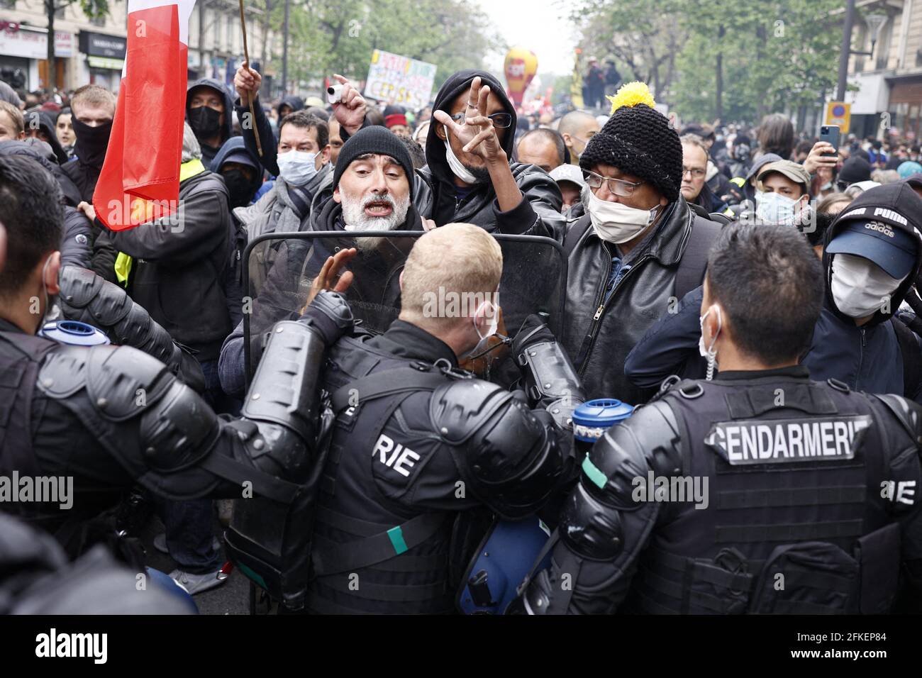 Parigi, Francia. 1 maggio 2021. Proteste per la Giornata internazionale del lavoro il 1° maggio 2021 a Parigi, Francia. Ogni anno il giorno di maggio è usato per segnare la lotta per i diritti dei lavoratori, con i sindacati e le associazioni che convergono nelle strade ed è stato anche preso come un giorno di marcia dai gruppi di destra francesi. Foto di Raphael Lafargue/ABACAPRESS.COM Credit: Abaca Press/Alamy Live News Foto Stock