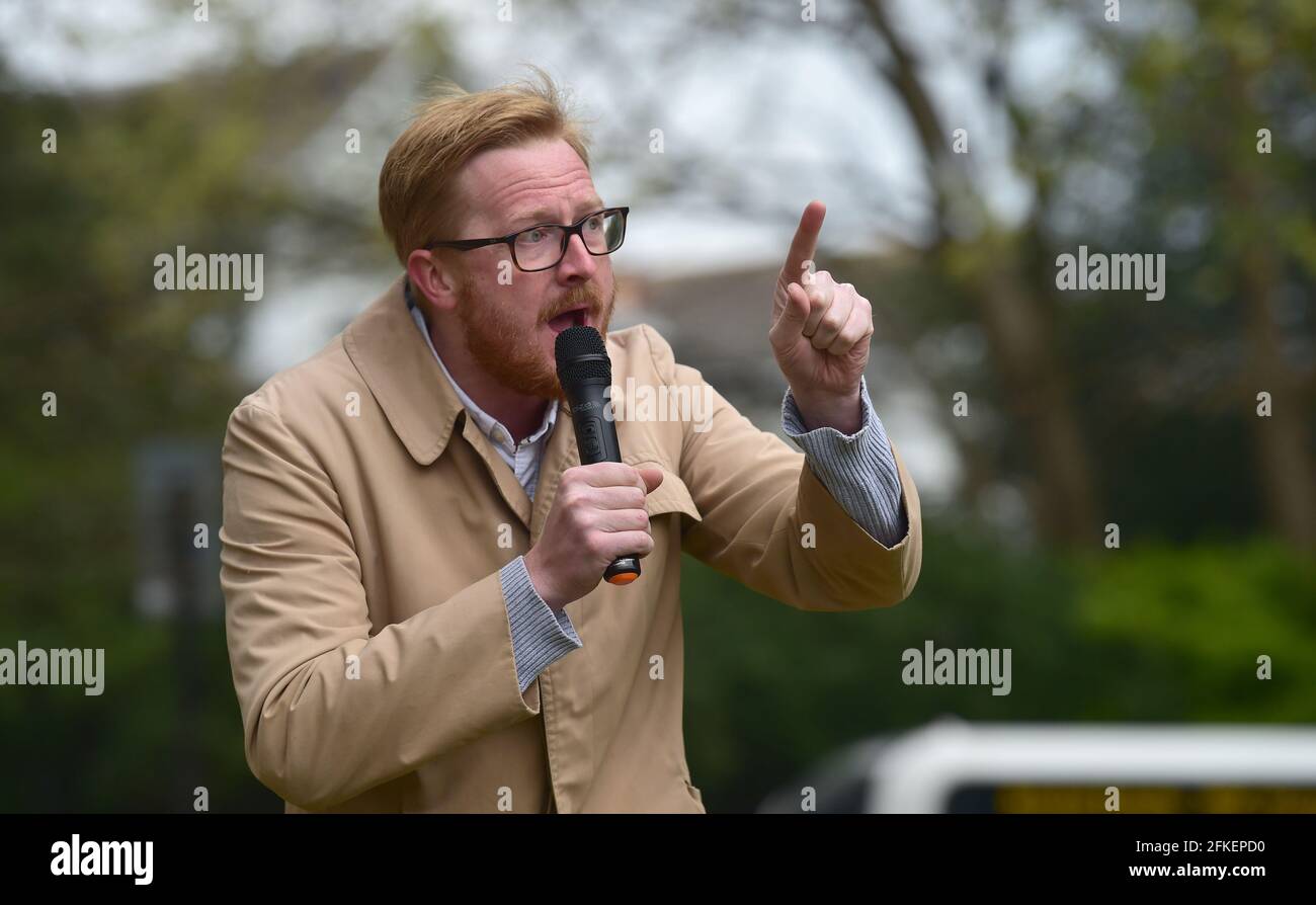 Brighton UK 1 maggio 2021 - Lloyd Russell-Moyle il deputato laburista di Brighton Kemptown parla oggi a centinaia di manifestanti di Kill the Bill a Brighton in occasione della Giornata internazionale dei lavoratori, manifestando contro il nuovo governo di polizia, criminalità, condanna e giustizia. Dimostrazioni si svolgono in tutto il paese in quello che è anche noto come Labor Day: Credit Simon Dack / Alamy Live News Foto Stock