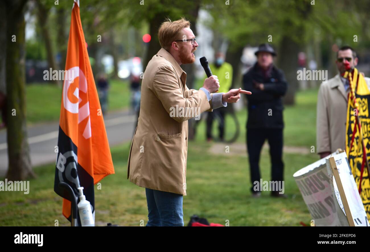 Brighton UK 1 maggio 2021 - Lloyd Russell-Moyle il deputato laburista di Brighton Kemptown parla oggi a centinaia di manifestanti di Kill the Bill a Brighton in occasione della Giornata internazionale dei lavoratori, manifestando contro il nuovo governo di polizia, criminalità, condanna e giustizia. Dimostrazioni si svolgono in tutto il paese in quello che è anche noto come Labor Day: Credit Simon Dack / Alamy Live News Foto Stock