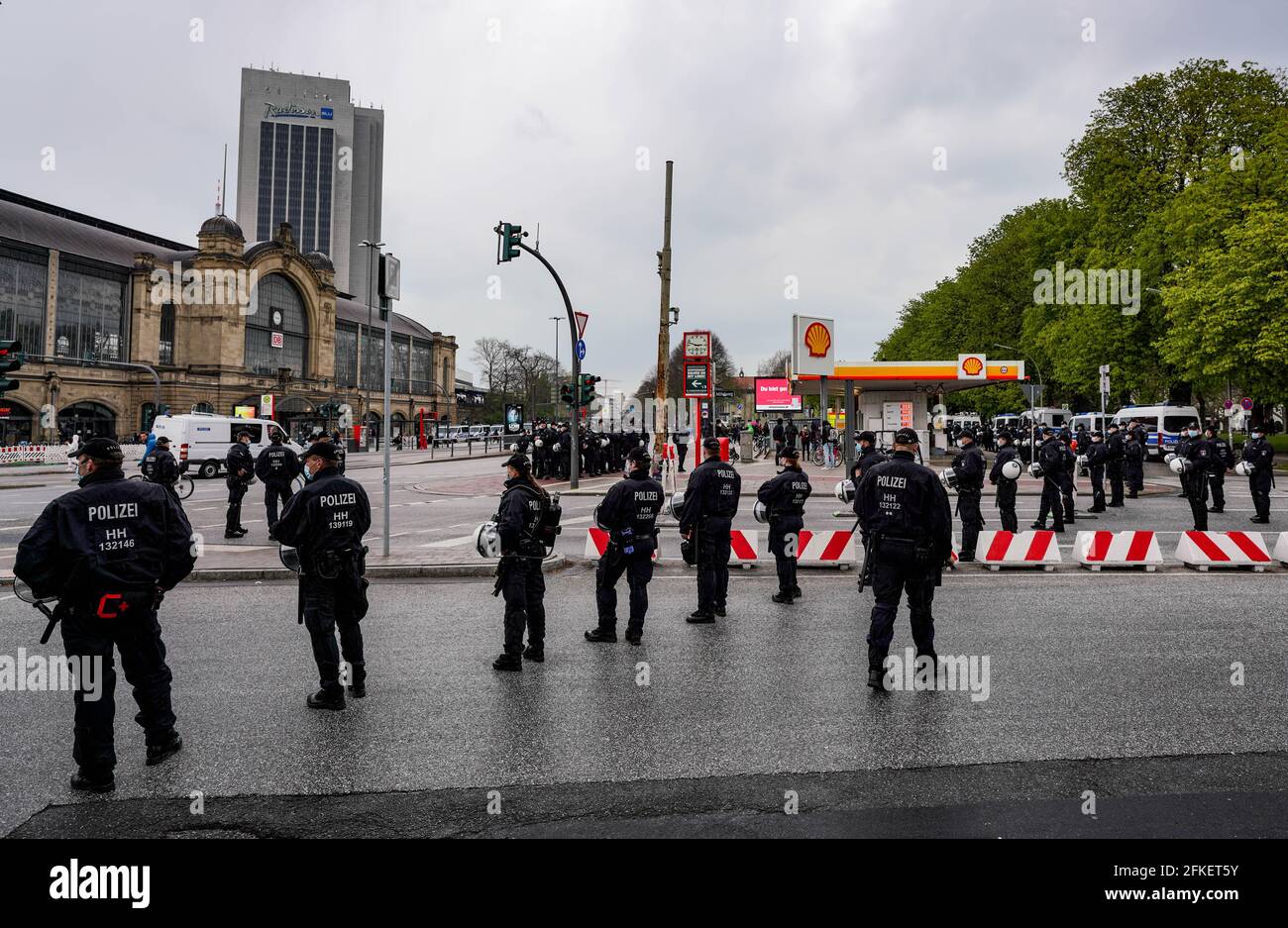 Amburgo, Germania. 01 Maggio 2021. Gli agenti di polizia hanno cordonato fuori da un incrocio vicino alla stazione ferroviaria Dammtor di Amburgo. Il 1° maggio, gruppi di sinistra e di estrema sinistra hanno annunciato numerosi incontri e processioni durante tutto il giorno, soprattutto nella zona del centro della città e dei quartieri limitrofi. Credit: Axel Heimken/dpa/Alamy Live News Foto Stock