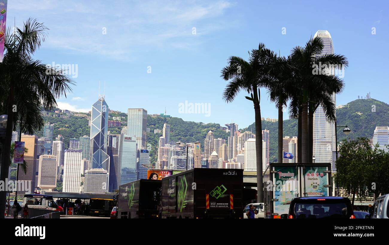 Hong Kong - 25 giugno 2016: Strada trafficata con traffico a Hong Kong, Tsim Sha Tsui Star Ferry Pier, editoriale illustrativo Foto Stock