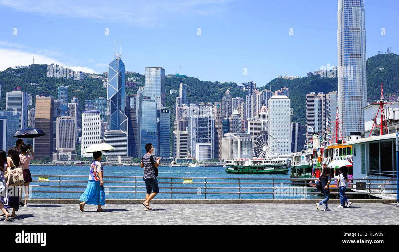 Hong Kong - 25 giugno 2016: Turisti cinesi che camminano sulla passeggiata di Kow Loon a Hong Kong, clima caldo soleggiato, concetto di viaggio, turismo in Asia, selettivo Foto Stock