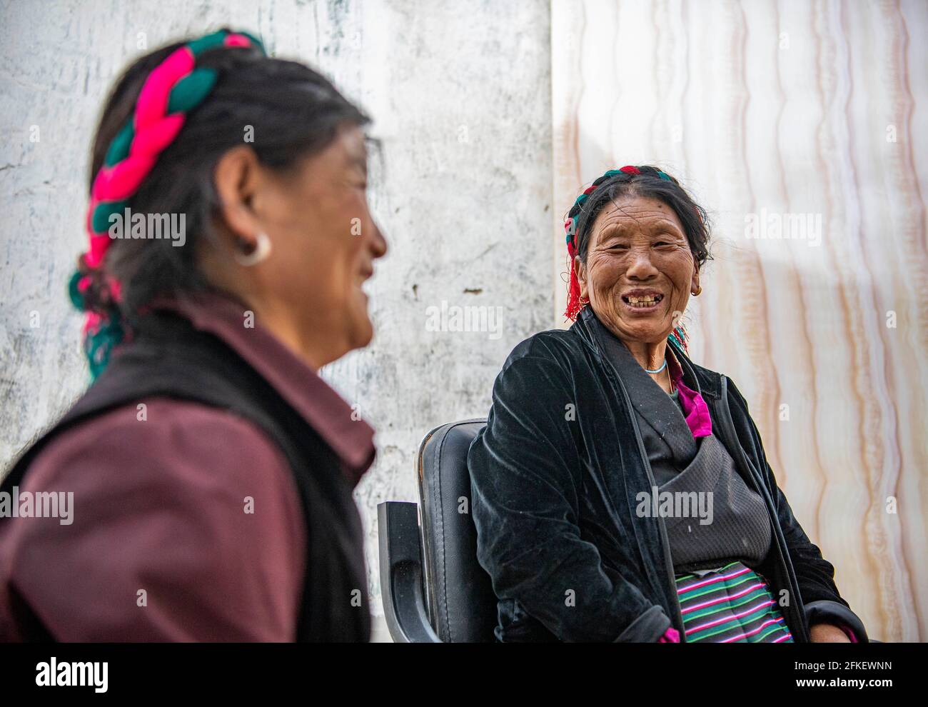 (210501) -- LHASA, 1 maggio 2021 (Xinhua) -- Changchub Lhamo (R) chiacchiera con il suo membro di famiglia nella città di Surdexoi della contea di Mangkam, regione Autonoma del Tibet della Cina sudoccidentale, 18 marzo 2021. Changchub Lhamo, nato nel 1944, ha sempre perso il fratello maggiore, Nyima Gyaltsen, che era tra i 14 serfs nel villaggio di Anmaixi uccisi da una banda di ribelli 62 anni fa, poco prima della campagna di riforma democratica in Tibet nel 1959. Changchub Lhamo e altri servi sopravvissuti non avevano tempo per raccogliere i corpi dei loro cari, ma sono stati allontanati dalle loro case. Dopo la riforma democratica io Foto Stock