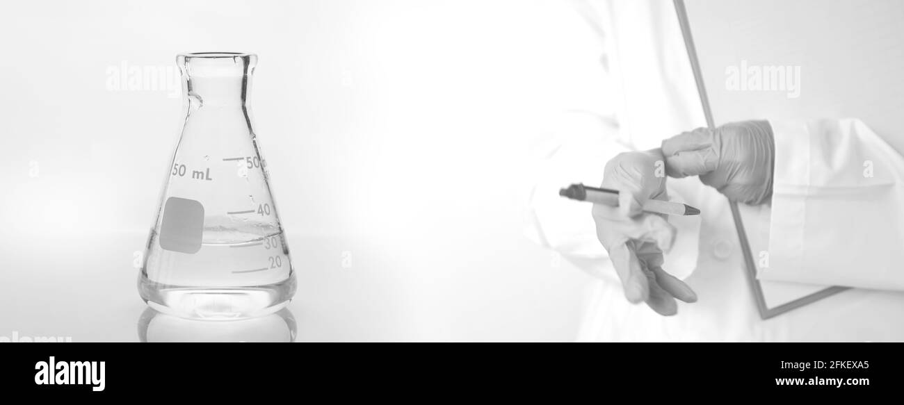 scienziato o ricercatore con vaso di vetro trasparente laboratorio di salute medica sfondo banner Foto Stock