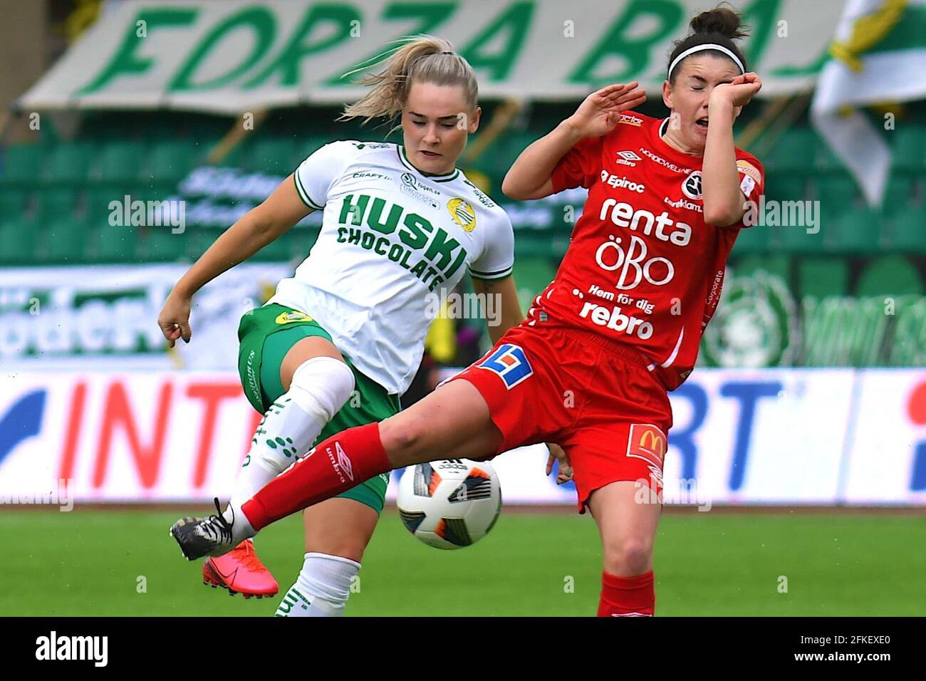 Stoccolma, Svezia. 01 Maggio 2021. Emma Jansson (10 Hammarby) e Emilia Pelgander (19 Orebro) in una battaglia durante la partita nella Lega svedese OBOS Damallsvenskan il 1 maggio 2021 tra Hammarby IF e KIF Orebro DFF a Hammarby IP a Stoccolma, Svezia Credit: SPP Sport Press Photo. /Alamy Live News Foto Stock