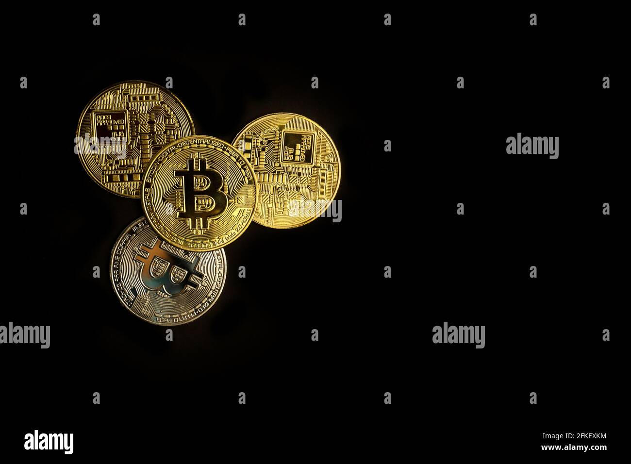 modello di moneta con punta dorata in metallo per il settore della finanza in criptovaluta su sfondo nero Foto Stock