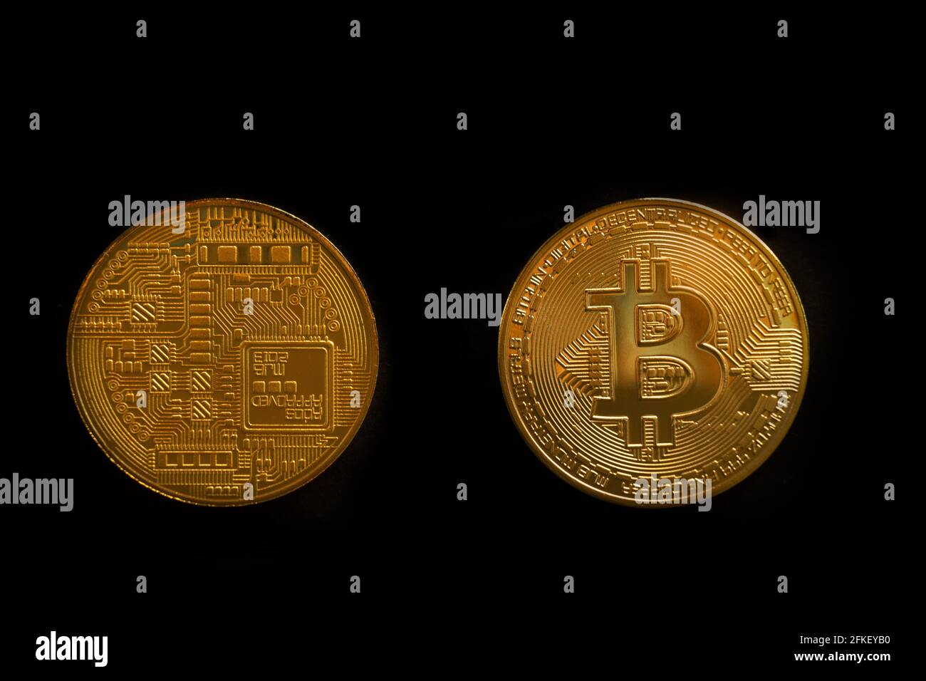 moneta gialla a punta d'oro per il settore della finanza in criptovaluta su sfondo nero Foto Stock