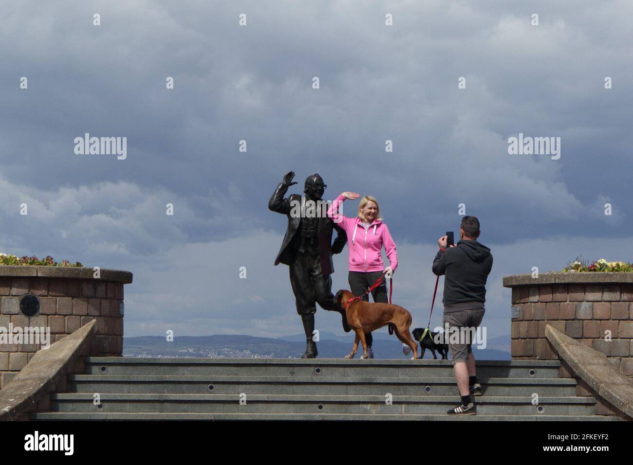 Morecambe Lancashire, Regno Unito. 1 maggio, 2021. I visitatori coraggiosi il freddo Bank Holiday Sabato tempo con Wind Breaks un cappotti portare l'ordine del giorno Credit: PN News/Alamy Live News Foto Stock