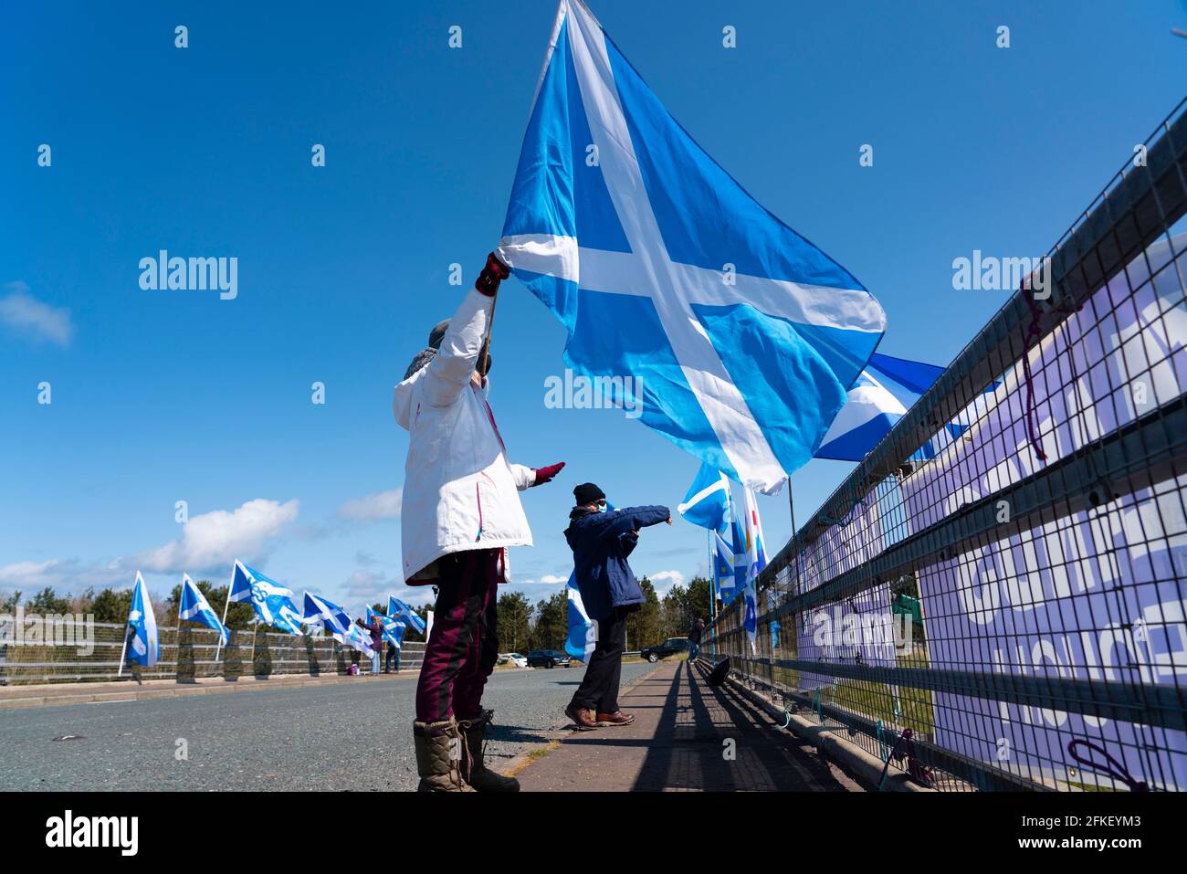 Lamberton, frontiere scozzesi, Scozia, Regno Unito. 1 maggio 2021. I sostenitori della Pro Scottish Independence attaccano bandiere e cartelli ai ponti che attraversano l'autostrada A1 e ondano oggi agli automobilisti che passano. Iain Masterton/Alamy Live News Foto Stock