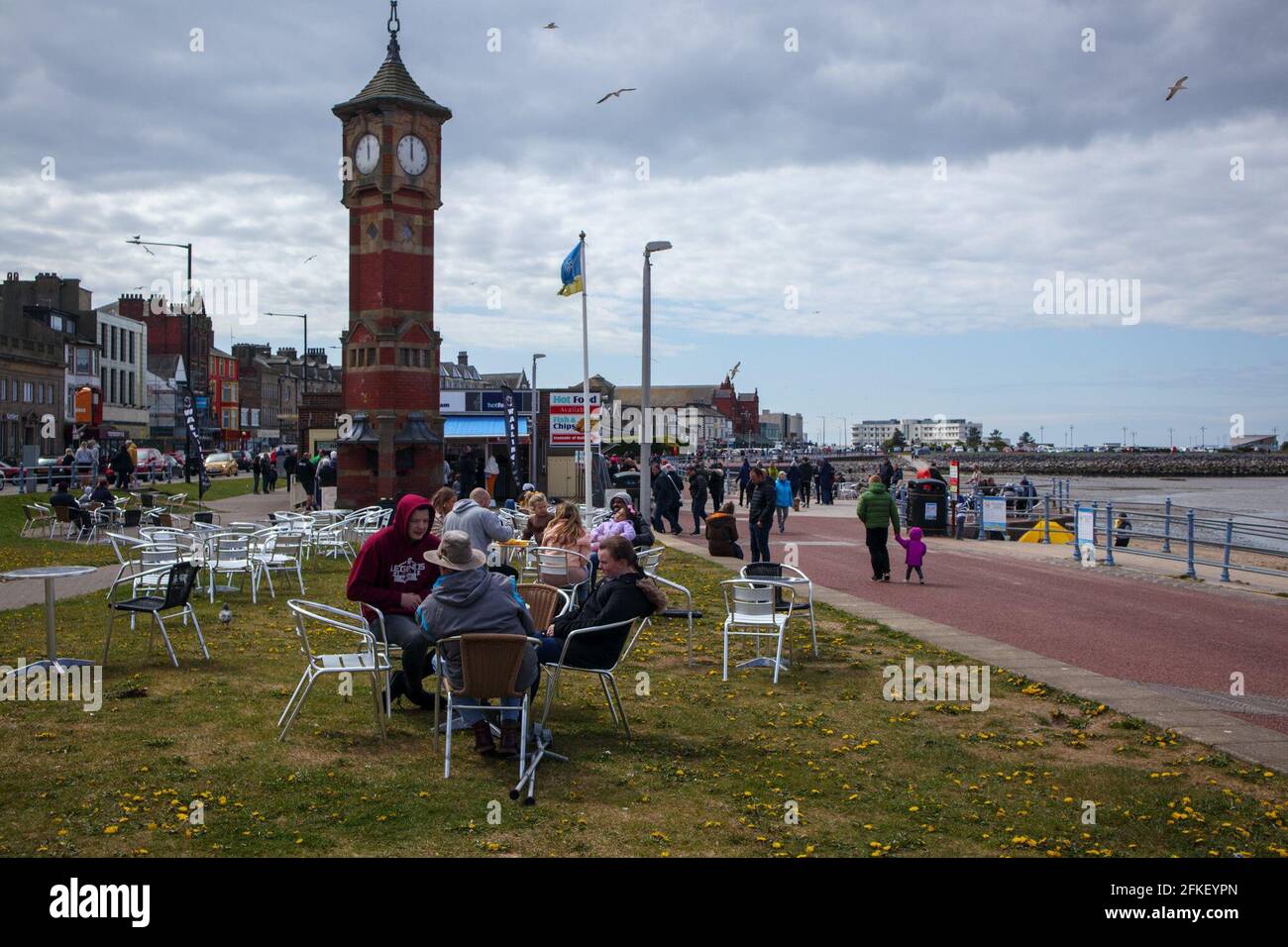 Morecambe Lancashire, Regno Unito. 1 maggio, 2021. I visitatori coraggiosi il freddo Bank Holiday Sabato tempo con Wind Breaks un cappotti portare l'ordine del giorno Credit: PN News/Alamy Live News Foto Stock