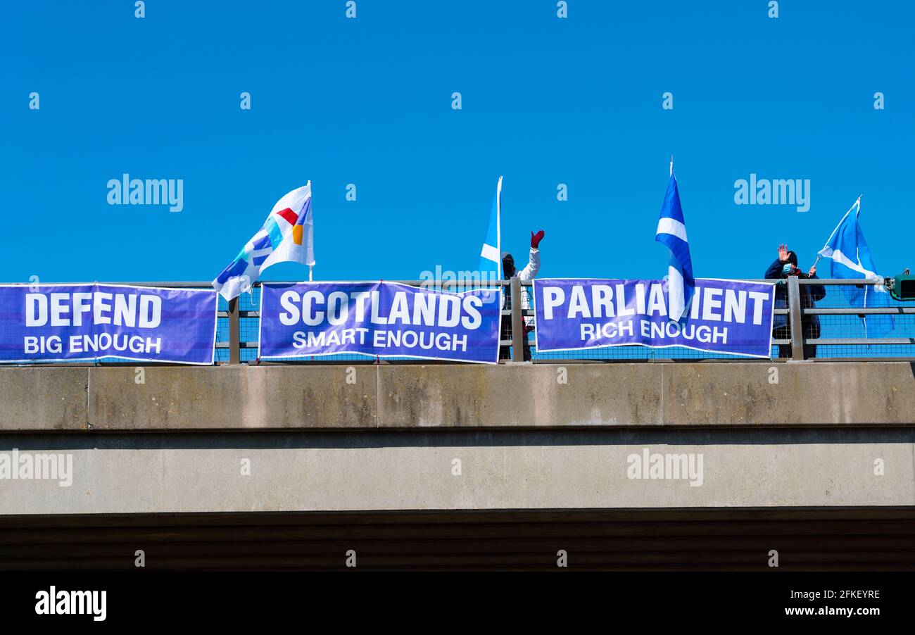 Lamberton, frontiere scozzesi, Scozia, Regno Unito. 1 maggio 2021. I sostenitori della Pro Scottish Independence attaccano bandiere e cartelli ai ponti che attraversano l'autostrada A1 e ondano oggi agli automobilisti che passano. Iain Masterton/Alamy Live News Foto Stock