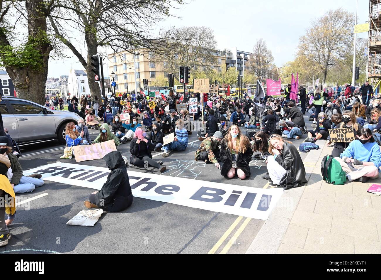 Brighton UK 1 maggio 2021 - centinaia di Kill i manifestanti di Bill si siedono nelle strade di Brighton oggi in occasione della Giornata Internazionale dei lavoratori, come dimostrano contro il nuovo governo di polizia, crimine, condanna e giustizia legge. Dimostrazioni si svolgono in tutto il paese in quello che è anche noto come Labor Day: Credit Simon Dack / Alamy Live News Foto Stock