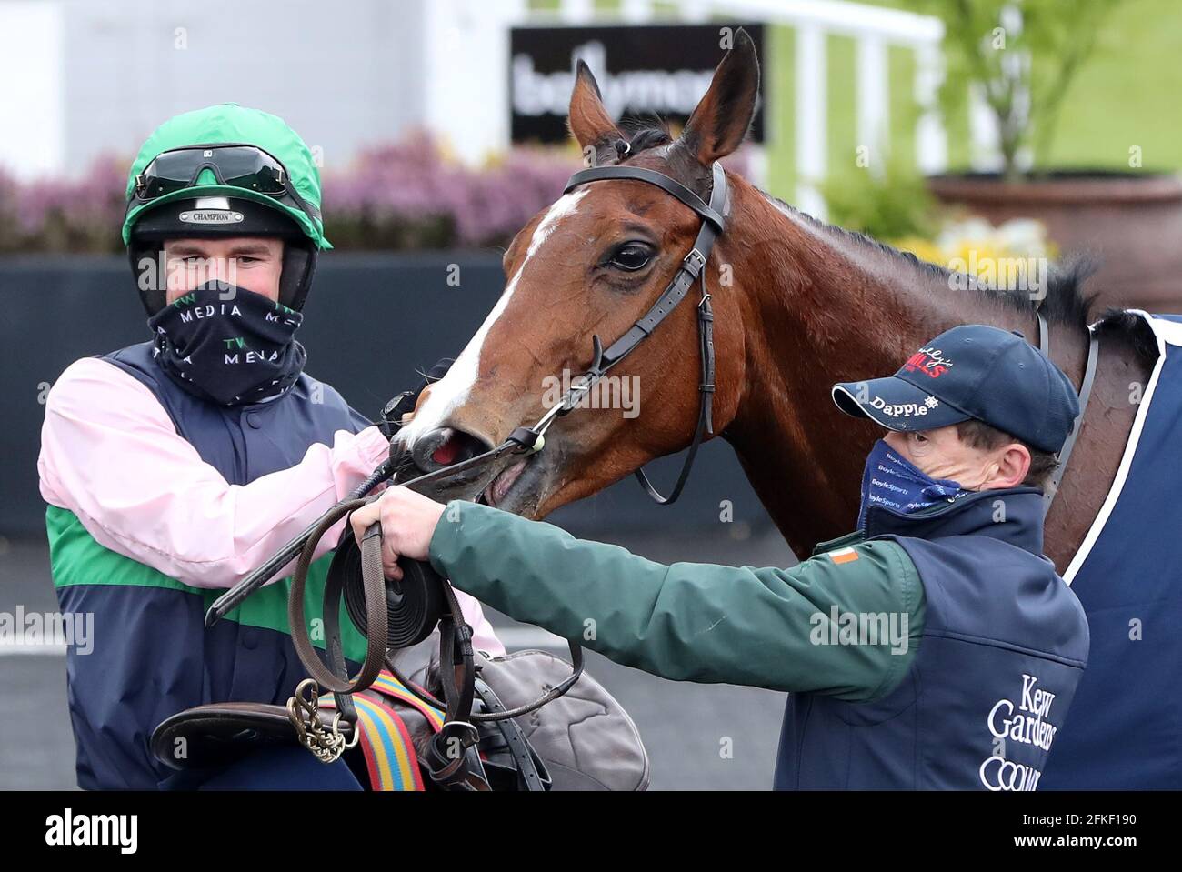 Danny Mullins festeggia con Stormy Ireland nel recinto dei vincitori dopo aver vinto il Coolmore Kew Gardens Irish EBF Mares Champion Hurdle durante il quinto giorno del Punchestown Festival all'ippodromo di Punchestown nella contea di Kildare, Irlanda. Data di emissione: Sabato 1 maggio 2021. Foto Stock