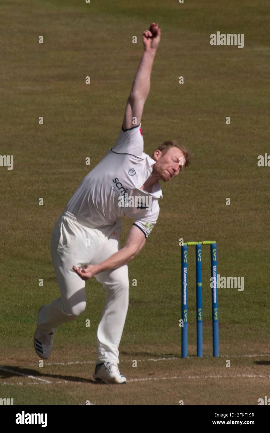 Chester le Street, Inghilterra, 1 maggio 2021. Bowling Liam Norwell per Warwickshire CCC contro Durham CCC in una partita LV Insurance County Championship al Riverside Ground, Chester le Street. Credit: Colin Edwards/Alamy Live News. Foto Stock