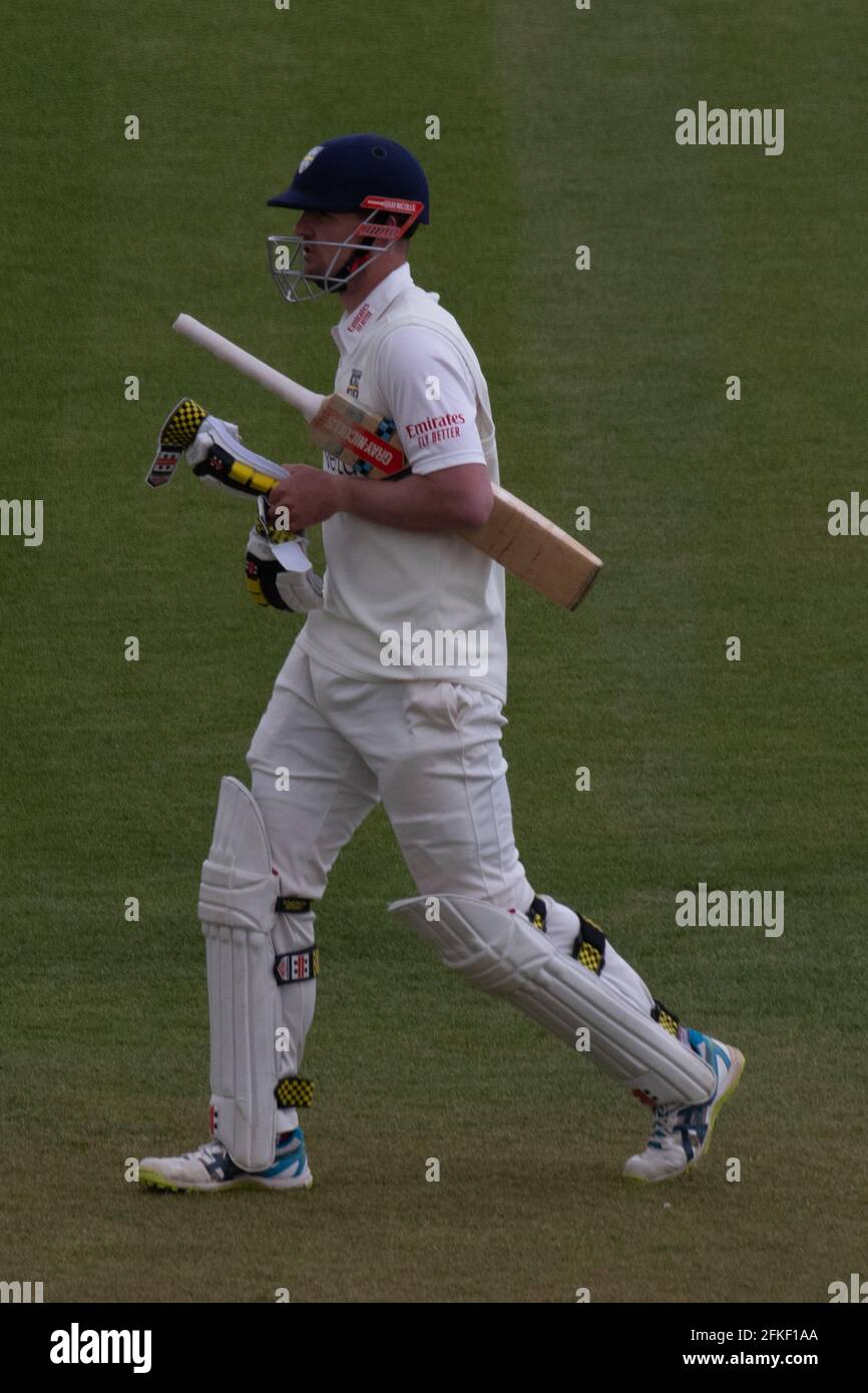 Chester le Street, Inghilterra, 1 maggio 2021. Durham battsman Alex Lees lasciando il campo dopo essere stato licenziato per 129 corse nei primi inning contro Warwickshire CCC in una partita LV Insurance County Championship al Riverside Ground, Chester le Street. Credit: Colin Edwards/Alamy Live News. Foto Stock