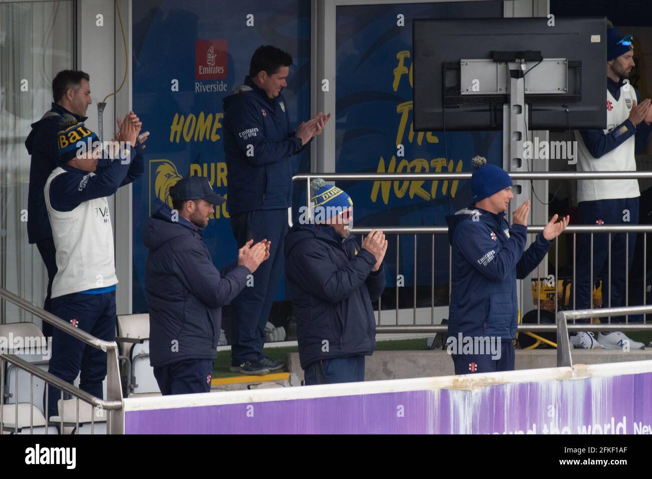 Chester le Street, Inghilterra, 1 maggio 2021. I giocatori di Durham applaudono Alex Lees dopo che è stato licenziato per 129 corse nei primi inning contro Warwickshire CCC in una partita LV Insurance County Championship al Riverside Ground, Chester le Street. Credit: Colin Edwards/Alamy Live News. Foto Stock