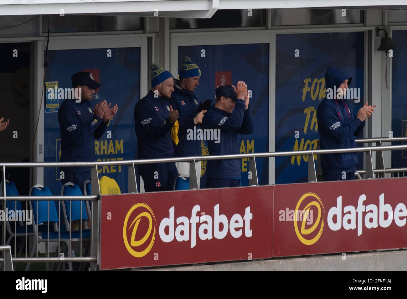 Chester le Street, Inghilterra, 1 maggio 2021. I giocatori di Durham applaudono Alex Lees dopo che è stato licenziato per 129 corse nei primi inning contro Warwickshire CCC in una partita LV Insurance County Championship al Riverside Ground, Chester le Street. Credit: Colin Edwards/Alamy Live News. Foto Stock