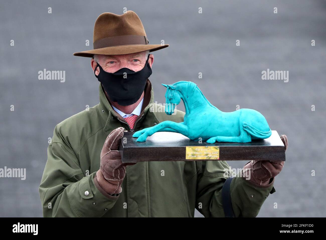 L'allenatore Willie Mullins con il trofeo dopo il suo cavallo Stormy Ireland ha vinto il Coolmore Kew Gardens Irish EBF Mares Champion Hurdle indden da Danny Mullins durante il quinto giorno del Punchestown Festival all'ippodromo di Punchestown nella contea di Kildare, Irlanda. Data di emissione: Sabato 1 maggio 2021. Foto Stock