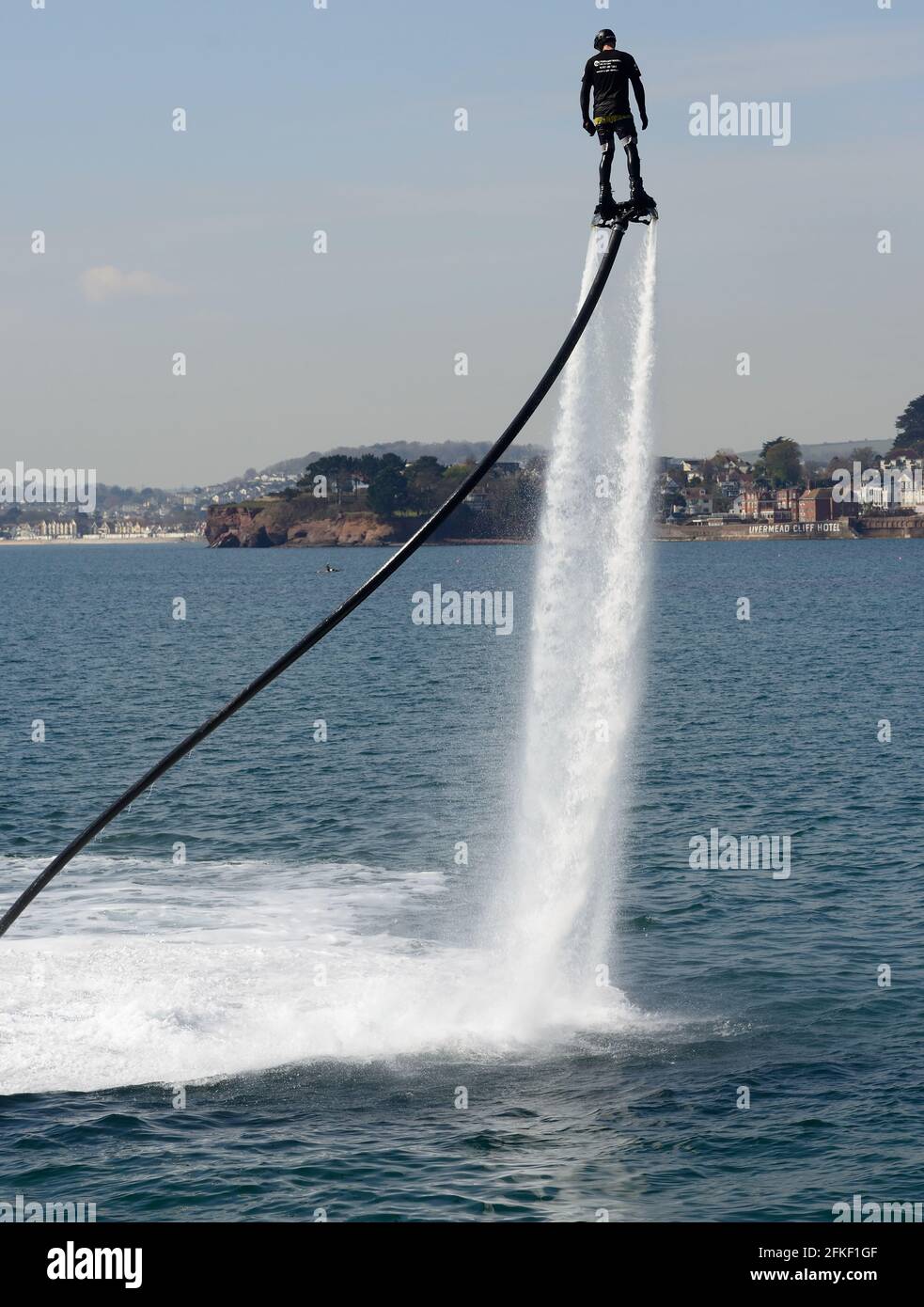 Un fly-boarder in azione lungo il lungomare di Torquay in Devon. Foto Stock