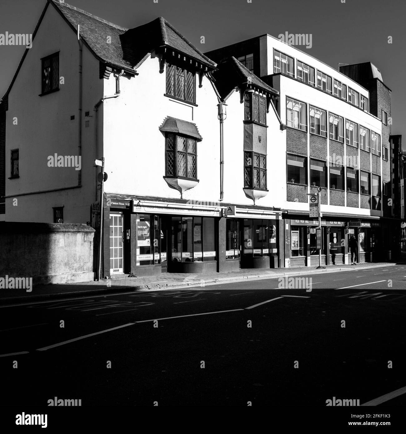 Kingston upon Thames, Londra UK, aprile 2021, Building Exterior Architecture, negozi o negozi di High Street senza persone Foto Stock