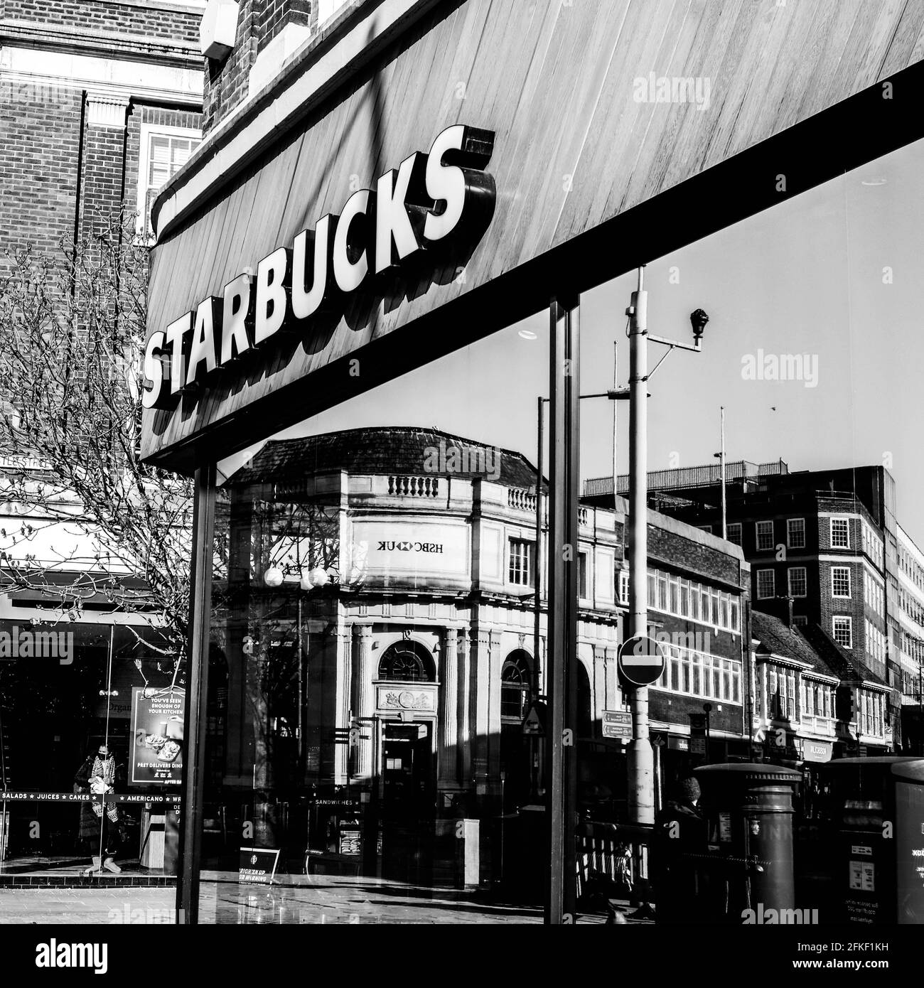 Kingston upon Thames, Londra UK, aprile 2021, High Street Branch of Starbucks Coffee Shop senza persone e riflessi nella vetrina dei negozi Foto Stock