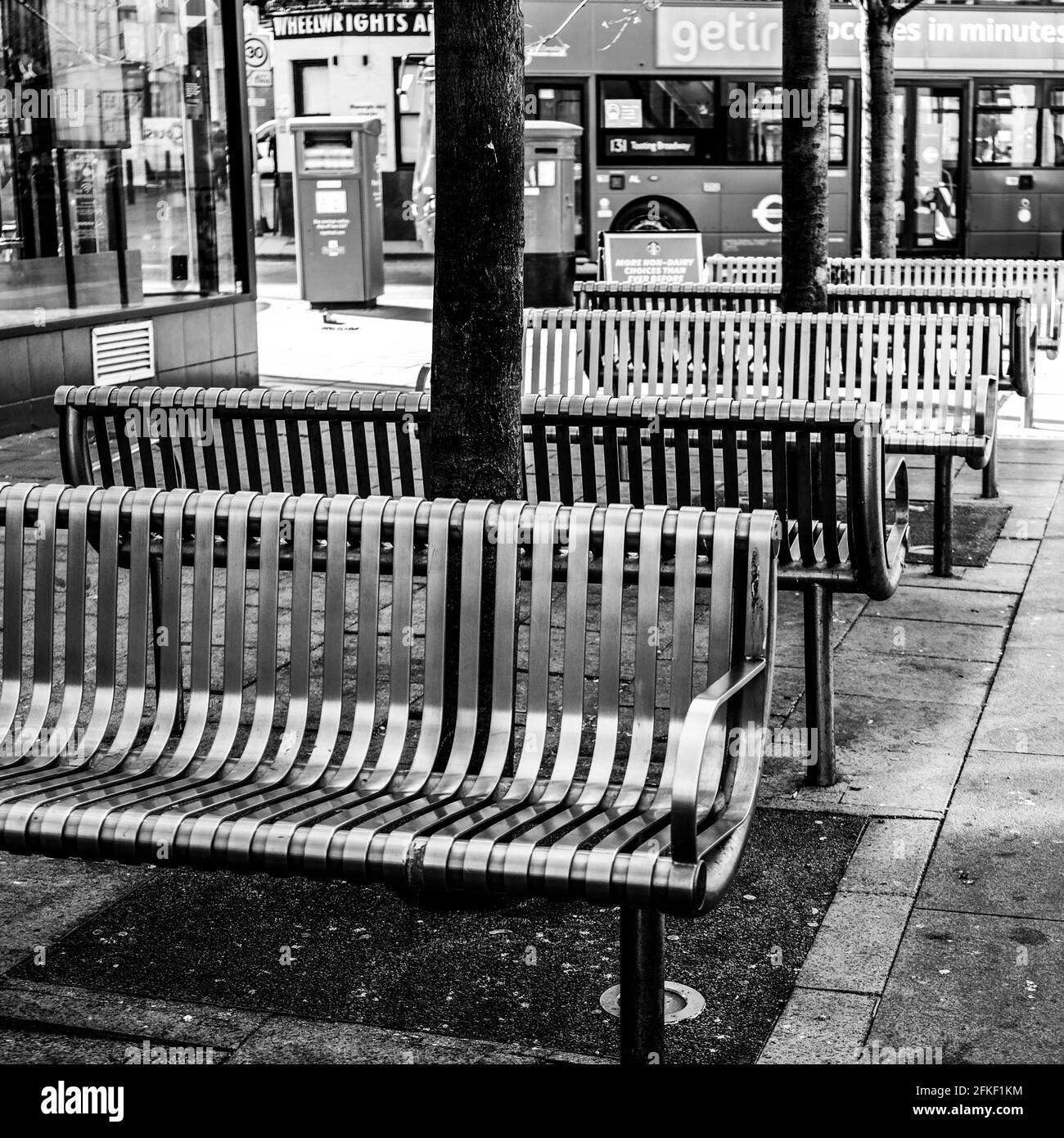 Kingston Upon Thames, Londra UK, aprile 2021, Modern Architectural Steel Public Sending Bancches with No People Foto Stock